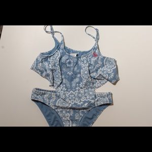”Roxy” Set light blue paisley $17
